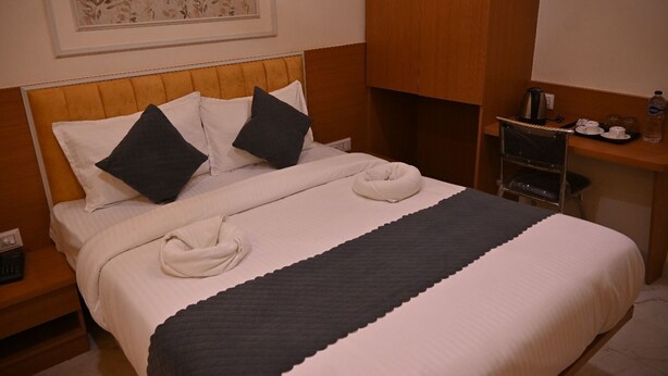 Desk, laptop workspace, blackout drapes, iron/ironing board - Ramanjaneya Eecutive Hotel Udupi (Samudrapur)
