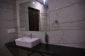 Standard-Doppelzimmer | Badezimmer | Handtücher, Seife, Shampoo, Toilettenpapier