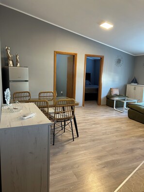A modern living space with a dining area, a kitchenette, and a bedroom. - Relax and be well in this fresh apartment for 4 + Parking on the island of Vir (Vir)