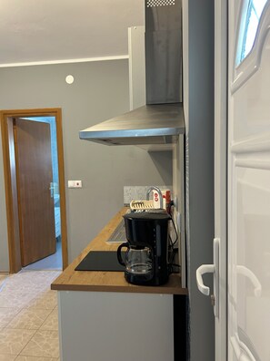 A kitchenette with a coffee maker, a toaster, and a microwave. There is a wooden countertop and a stainless steel range hood. - Relax and be well in this fresh apartment for 4 + Parking on the island of Vir (Vir)
