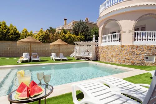 LUXURY VILLA PARAISO ALICANTE—Heated saltwater pool, fireplace, gym, Netflix