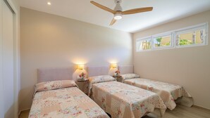 A room with three single beds, a ceiling fan, and two bedside lamps. - LUXURY VILLA PARAISO ALICANTE—Heated saltwater pool, fireplace, gym, Netflix (Monforte del Cid)