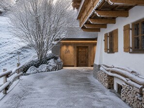Exterior detail - ULA signature (Lech)