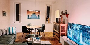 TV - Beautiful Vacation Rental in Eutin's Old Town District with a Balcony and Garage (Eutin)