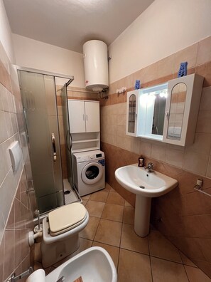 Dusche, Haartrockner, Bidet, Handtücher