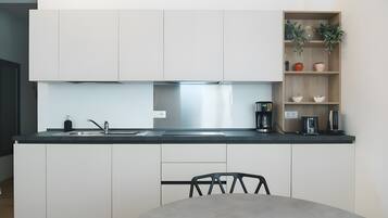 Coffee/tea maker, fridge, stovetop, dishwasher