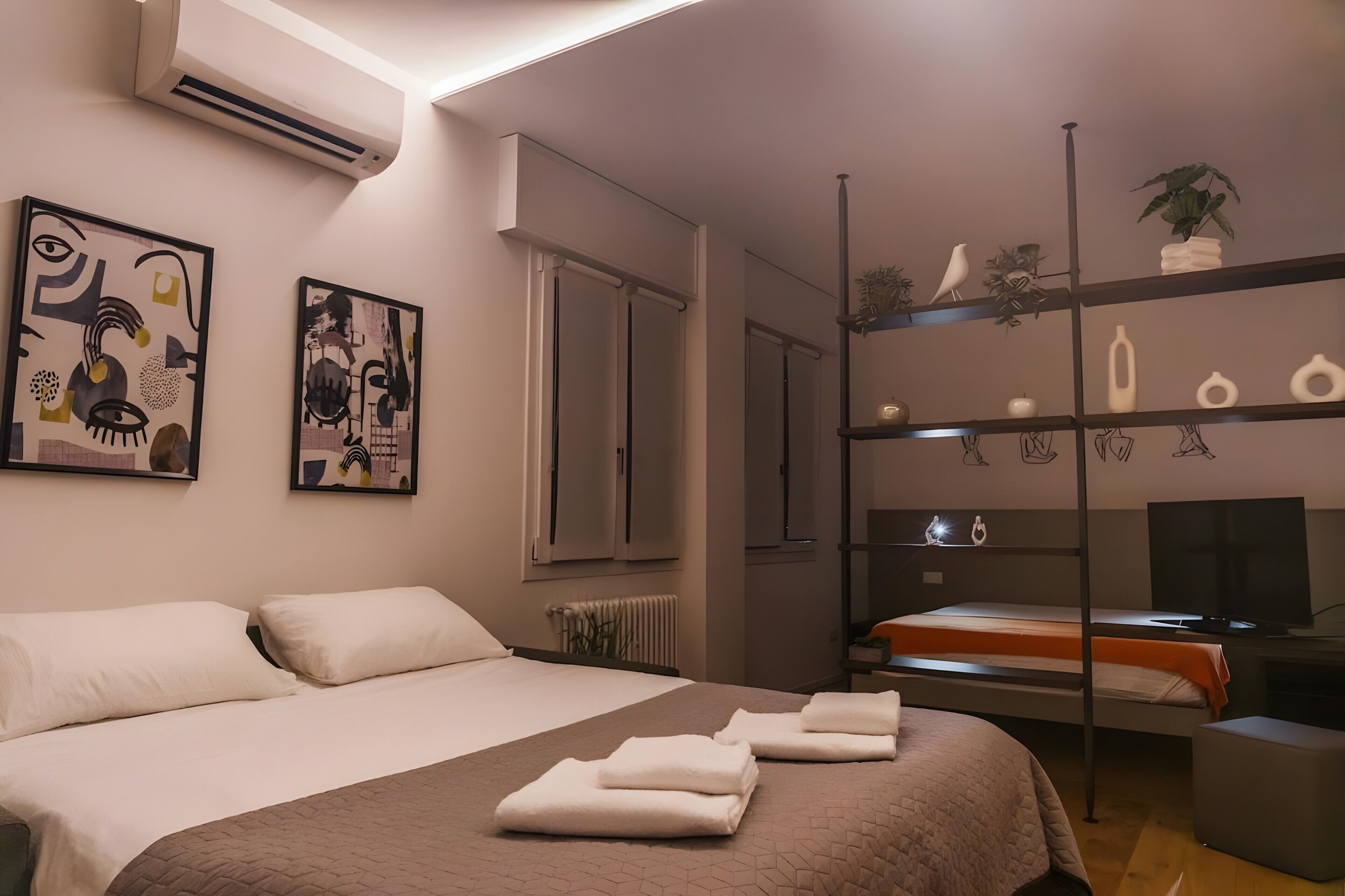 Tabla de planchar con plancha, wifi, ropa de cama