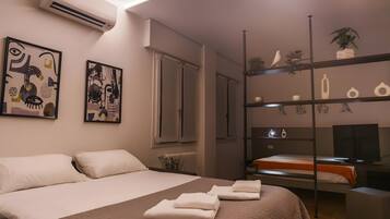Tabla de planchar con plancha, wifi, ropa de cama