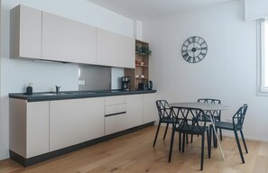 Cafetera o tetera, frigorífico, placa de cocina y lavavajillas