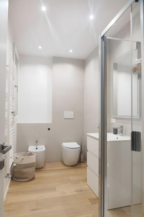 Shower, towels - Designer Loft in Treviso near Venice with Wi-Fi and Air Conditioning (Treviso)