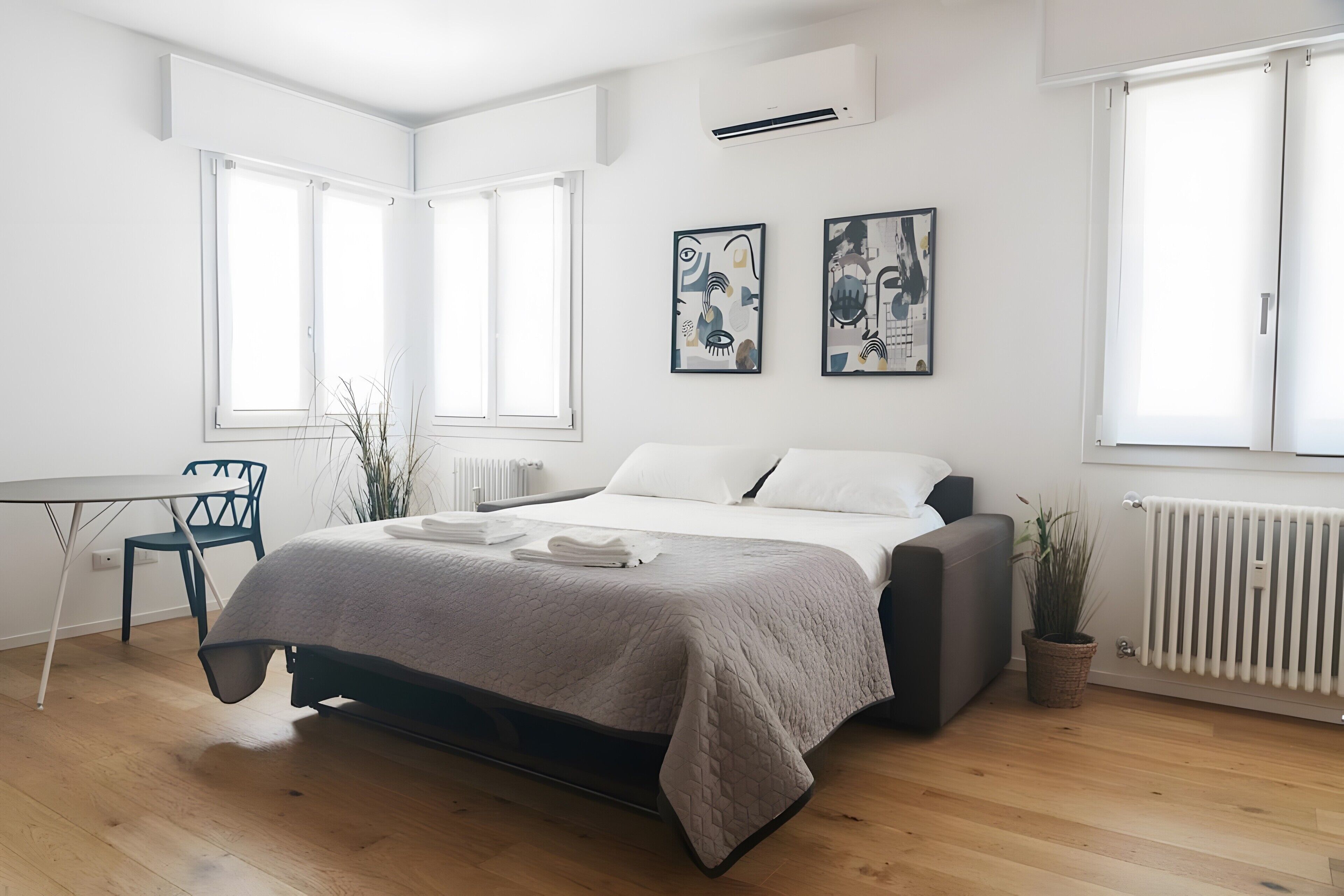 Tabla de planchar con plancha, wifi, ropa de cama
