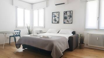 Tabla de planchar con plancha, wifi, ropa de cama
