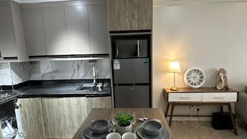 Deluxe Apartment, Balcony, City View | Private kitchen | Fridge, microwave, cookware/dishes/utensils