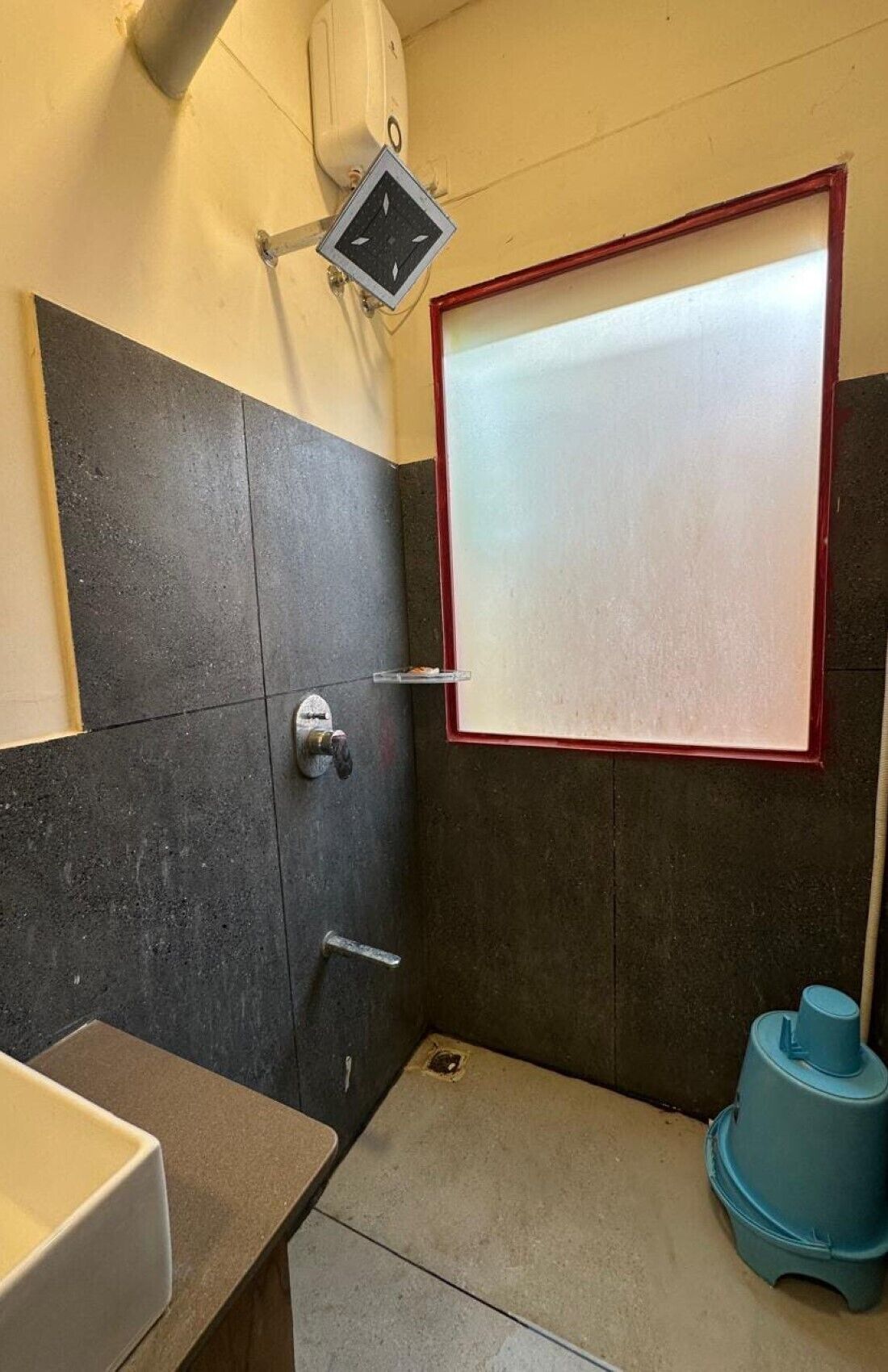 Deluxe Room, Garden View | Bathroom | Slippers