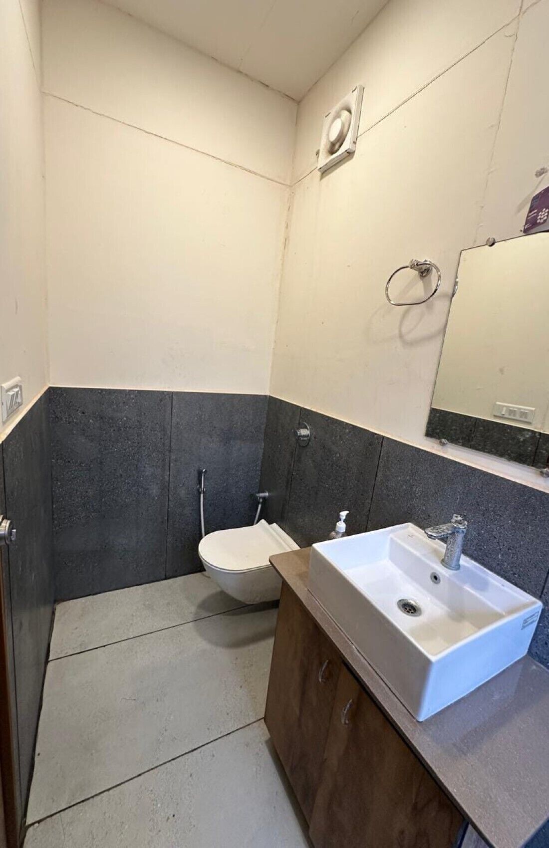 Deluxe kamer, uitzicht op tuin | Badkamer | Pantoffels
