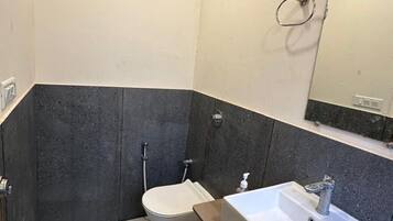 Deluxe kamer, uitzicht op tuin | Badkamer | Pantoffels