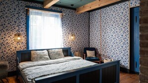 A bedroom with a bed, a chair, a lamp, and a wardrobe. - Dom Dobrego Lata – Historic House in Drewnica (Drewnica)
