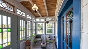 A room with large windows, a wooden ceiling, and a blue door. - Dom Dobrego Lata – Historic House in Drewnica (Drewnica)