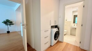 Apartamento conforto, 1 cama de casal e sofá-cama, para não fumantes | Banheiro | Banheira, produtos de toalete grátis, secador de cabelo 