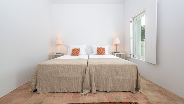 A room with two beds, white walls, a window, and a tiled floor. - Les Terrasses B / Private Rooftop Pool in Tavira (tavira)