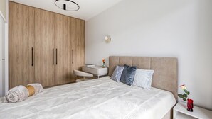 Ein Schlafzimmer mit Bett, Nachttisch und Kleiderschrank.