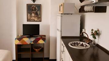 Coffee/tea maker, fridge, microwave, stovetop