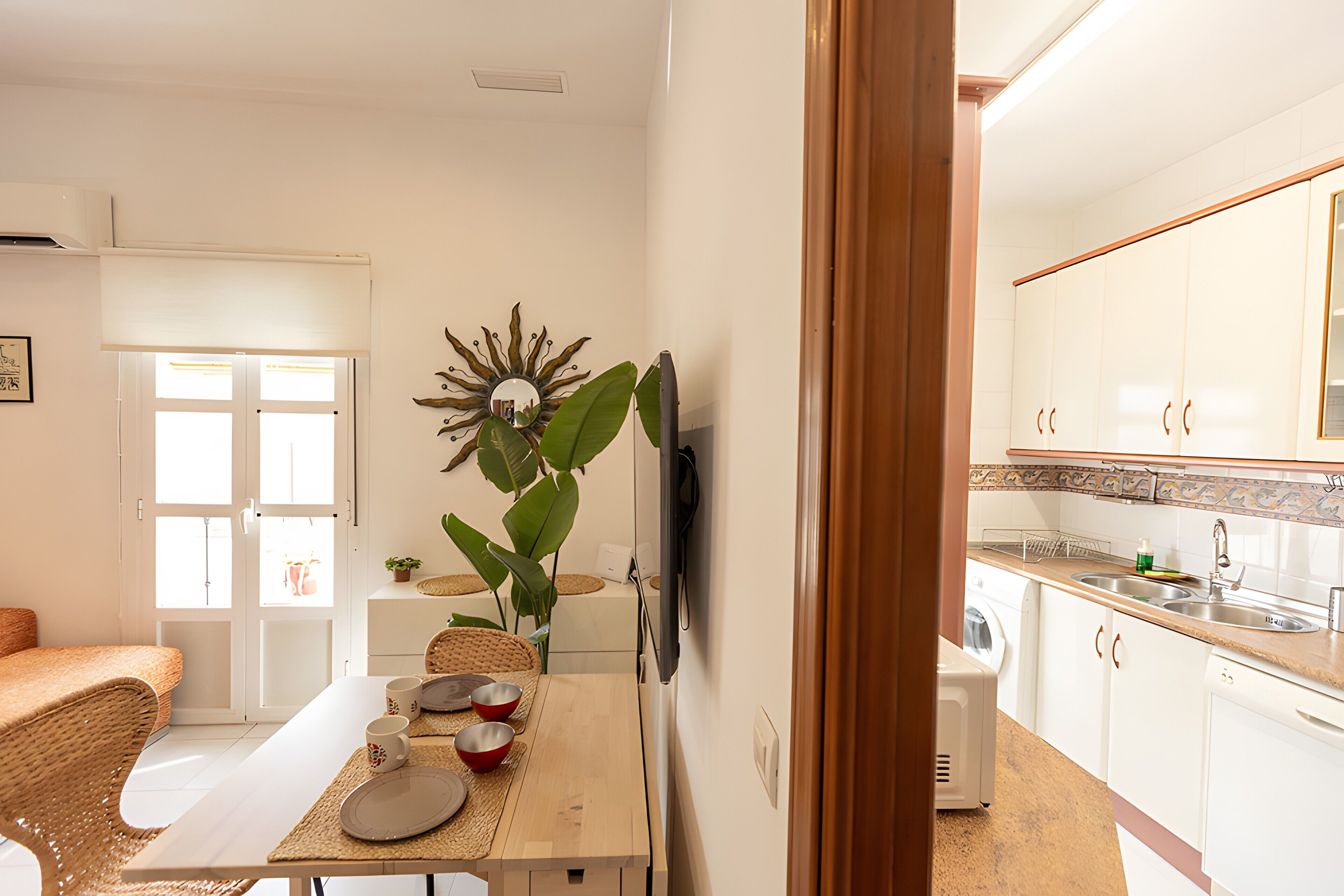 Wasserkocher mit Kaffee-/Teezubehör, Kühlschrank, Mikrowelle