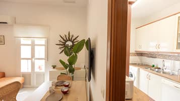 Wasserkocher mit Kaffee-/Teezubehör, Kühlschrank, Mikrowelle