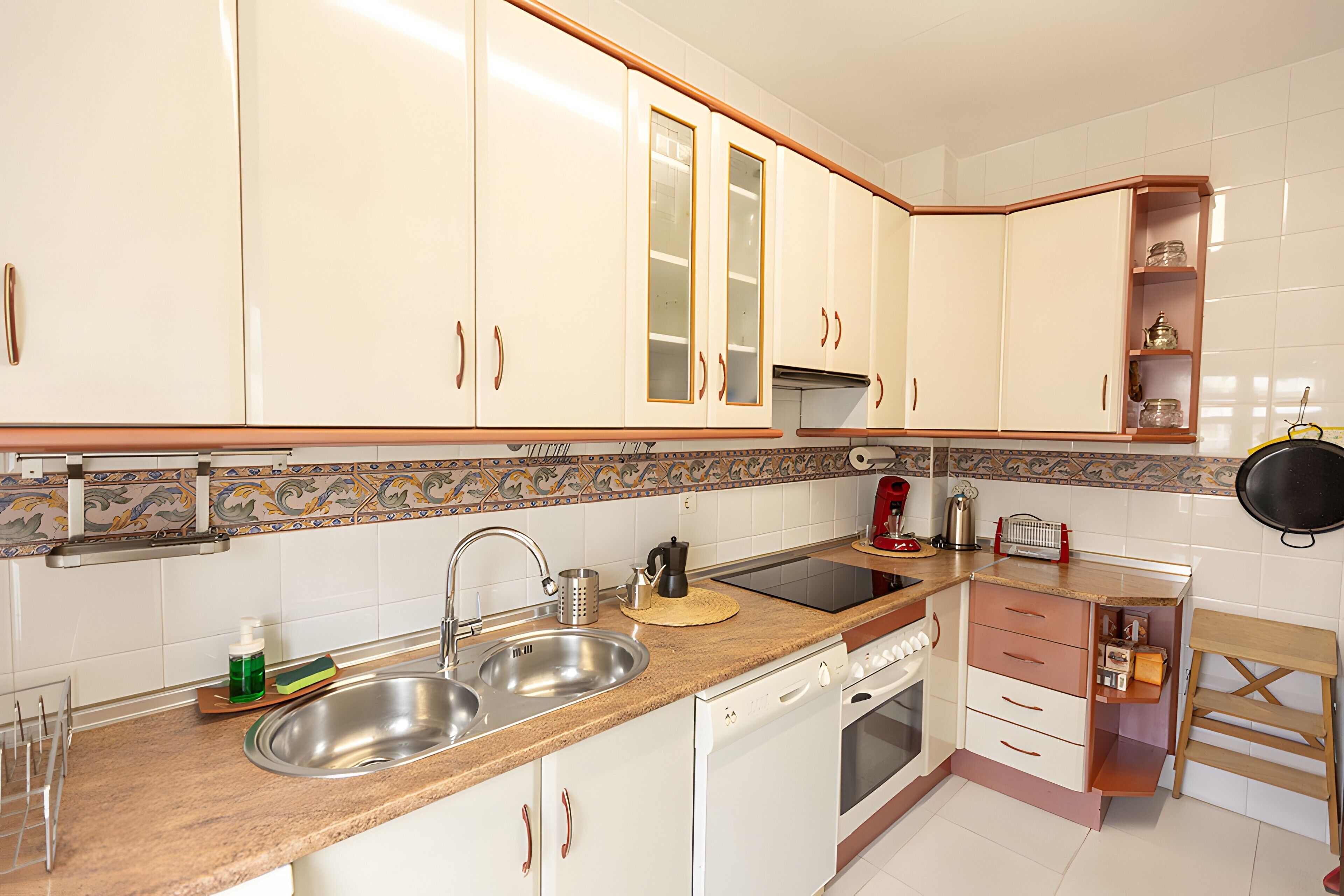 Wasserkocher mit Kaffee-/Teezubehör, Kühlschrank, Mikrowelle