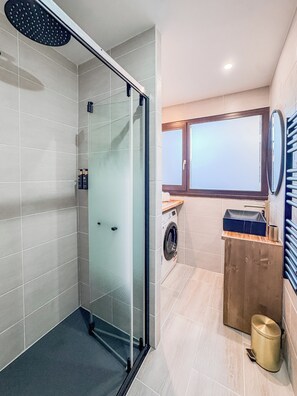 Bathroom - Vrbo Property (Praz-sur-Arly)