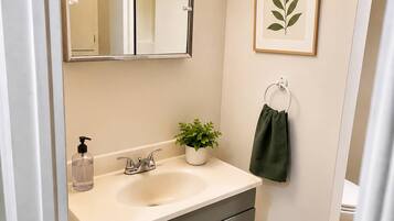 Room, 1 Bedroom, Patio | Bathroom