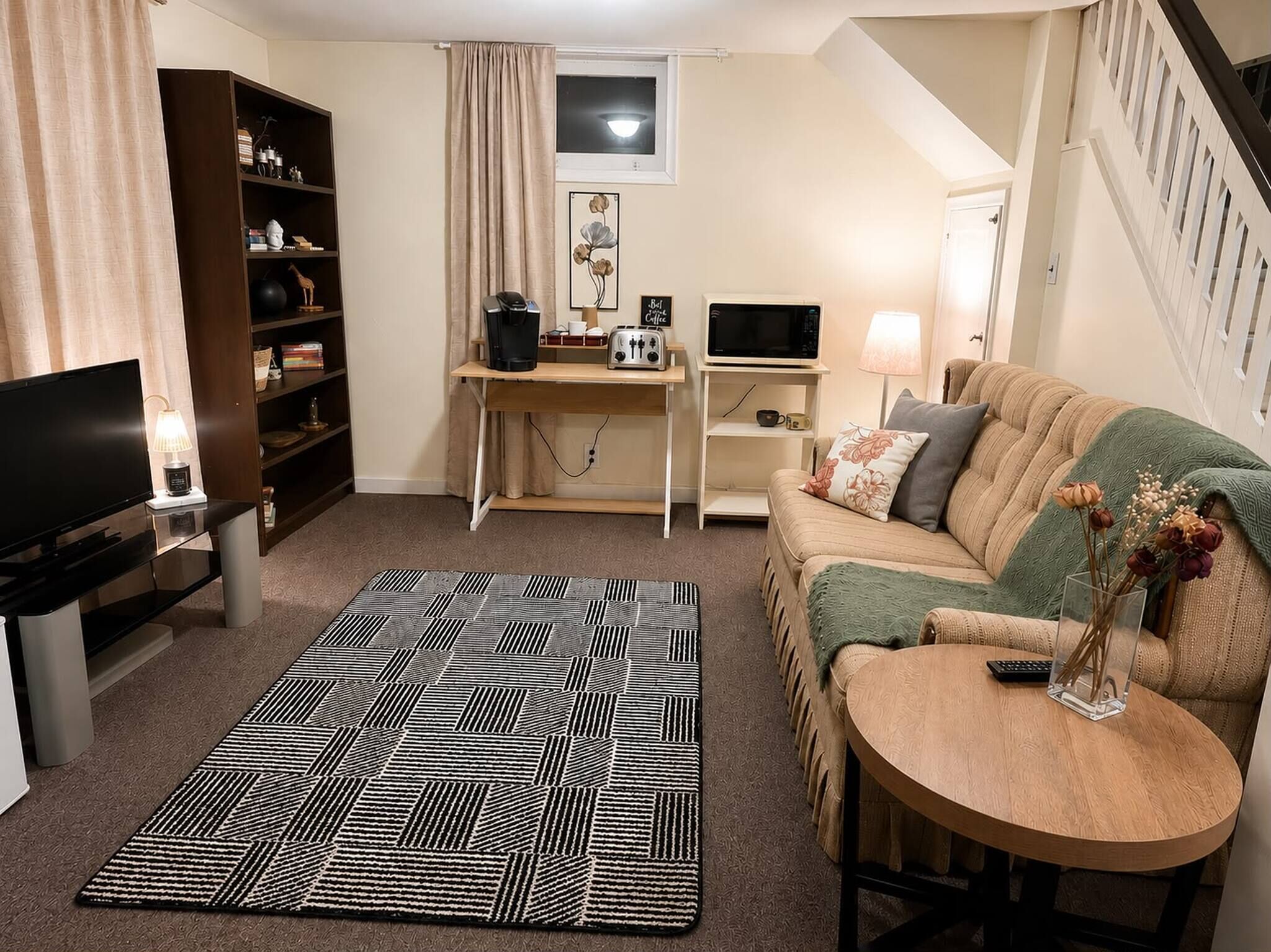 Room, 1 Bedroom, Patio | Living room | Books