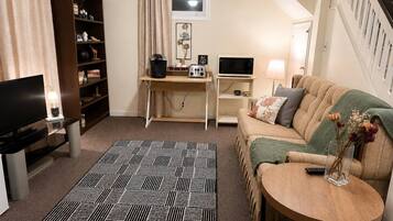 Room, 1 Bedroom, Patio | Living room | Books