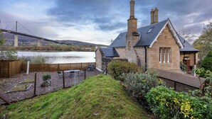 Outdoor dining - Riverside Retreat with Private Beach (Erskine)