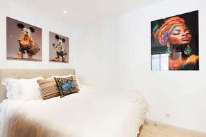 A bedroom with a bed, pillows, and two wall-mounted artworks. - 140m from the Palace of Festivals #Croisette #city center #air conditioning #Wi-Fi #elevator #terrace (Cannes)