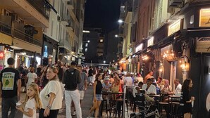 A bustling street scene at night with people walking and dining outdoors. - 140m from the Palace of Festivals #Croisette #city center #air conditioning #Wi-Fi #elevator #terrace (Cannes)
