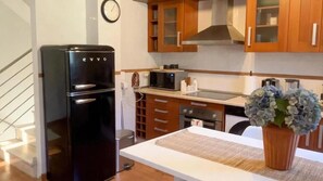 Coffee/tea maker, fridge, microwave, oven