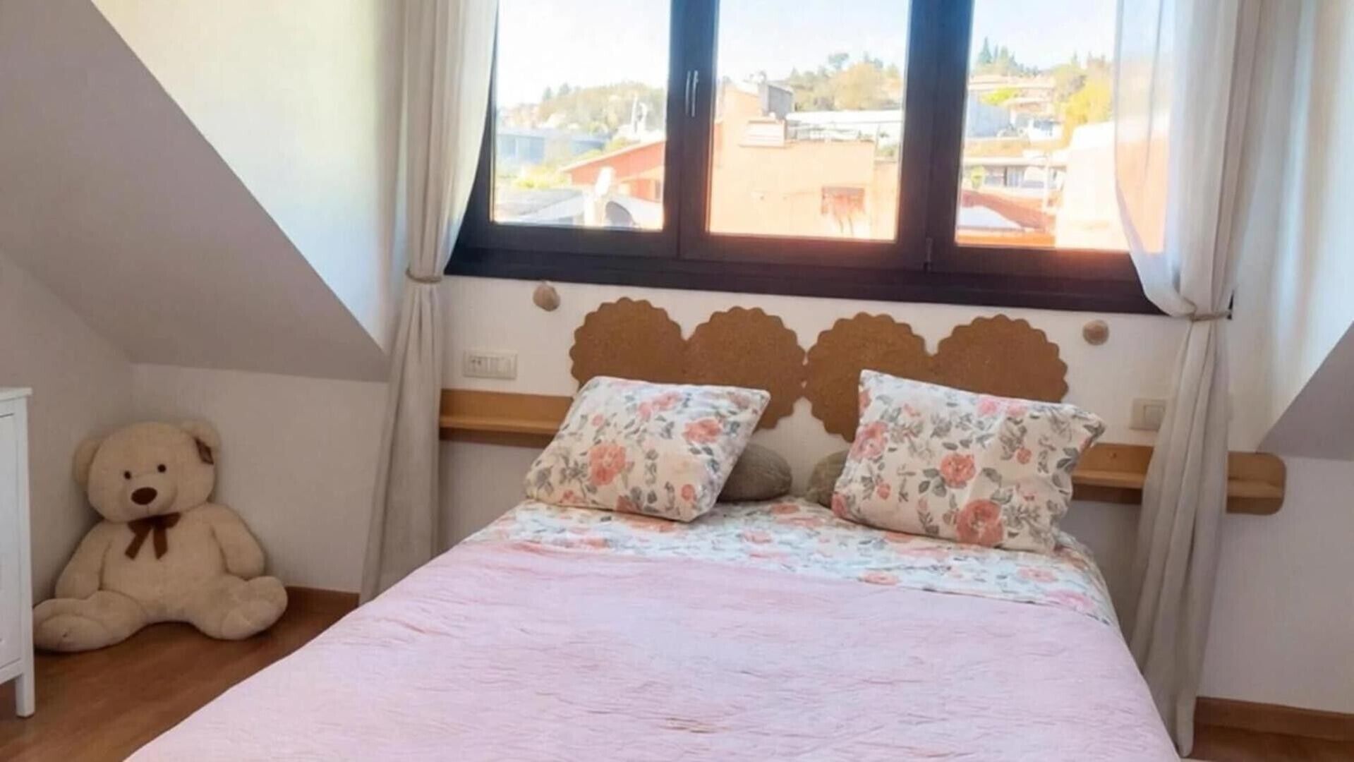 Tabla de planchar con plancha, wifi, ropa de cama
