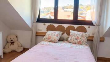 Tabla de planchar con plancha, wifi, ropa de cama