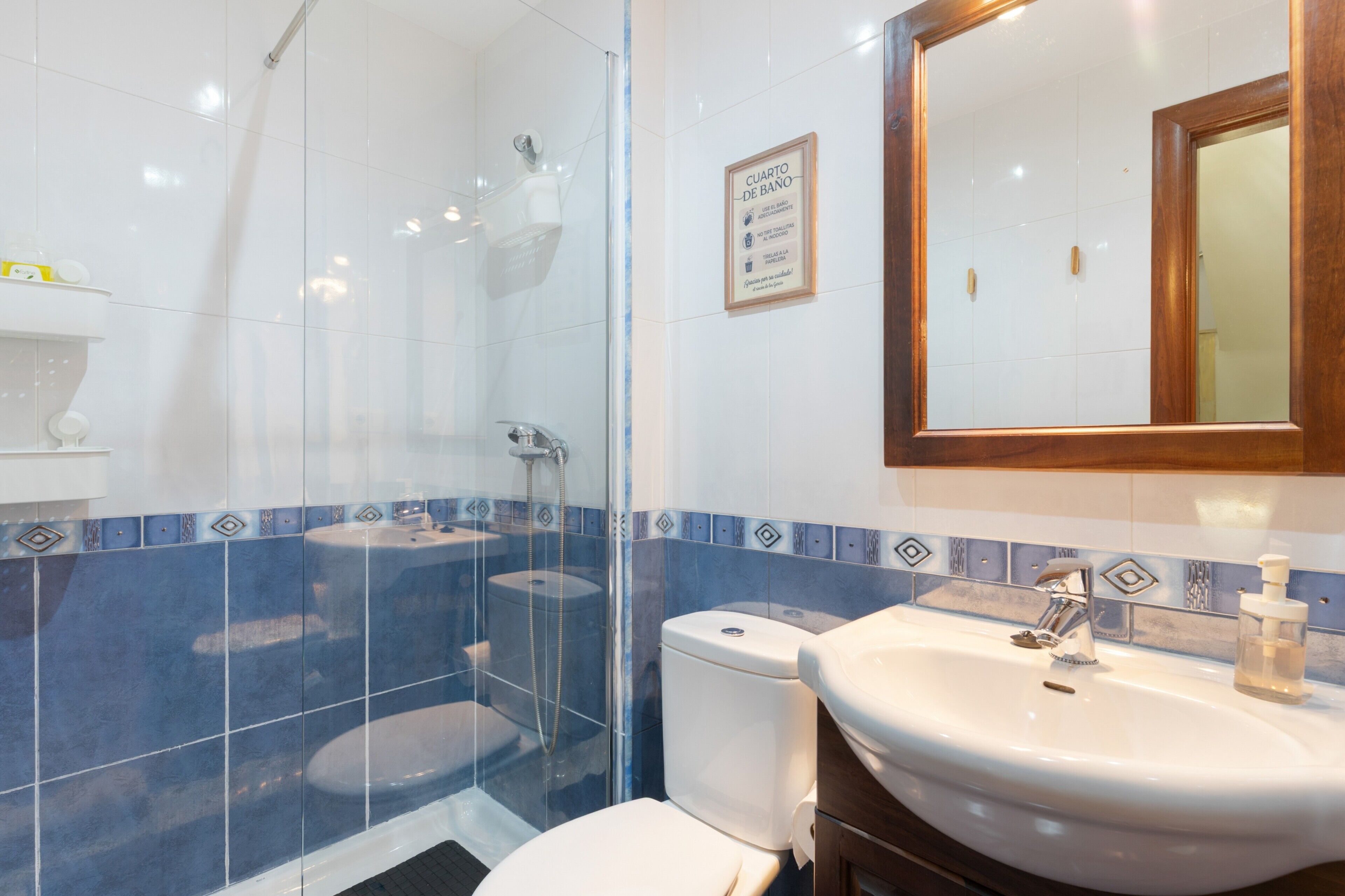 Een douche, een haardroger, handdoeken