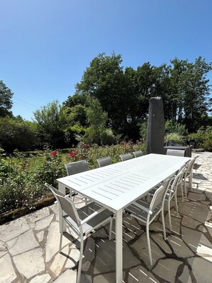 Outdoor dining - Vrbo Property (Segré-en-Anjou Bleu)