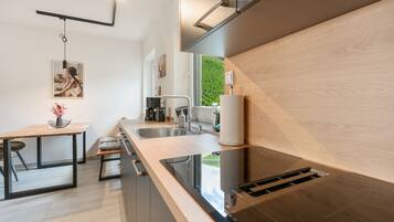 Coffee/tea maker, fridge, oven, stovetop