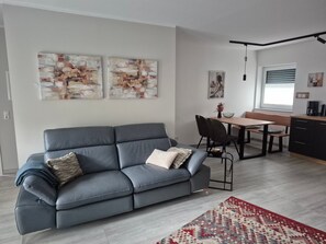 TV - Apartment 'Erdgeschoss' with Private Terrace, Wi-Fi, and Air Conditioning (Bad Neuenahr-Ahrweiler)