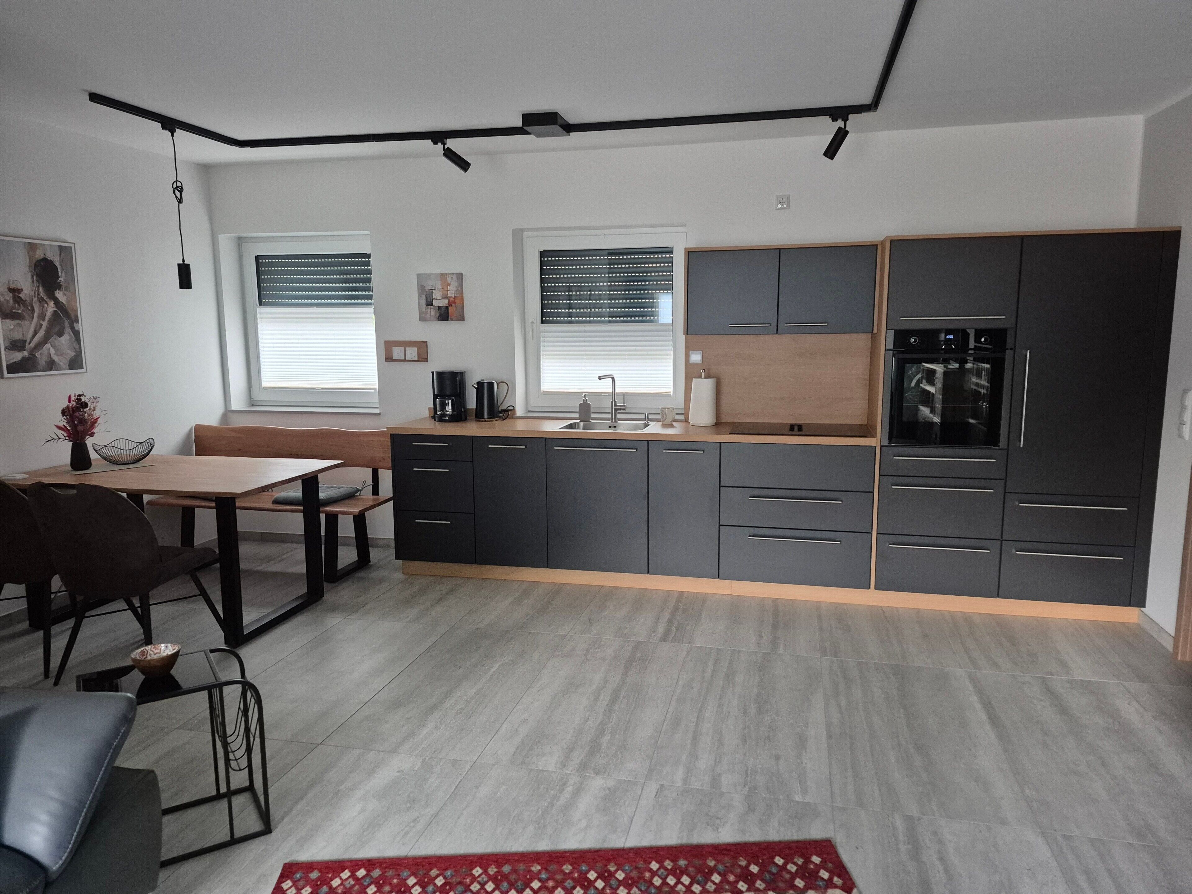 Wasserkocher mit Kaffee-/Teezubehör, Kühlschrank, Ofen, Herdplatte