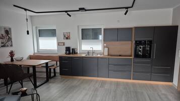 Wasserkocher mit Kaffee-/Teezubehör, Kühlschrank, Ofen, Herdplatte