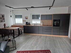 Coffee/tea maker, fridge, oven, stovetop - Apartment 'Erdgeschoss' with Private Terrace, Wi-Fi, and Air Conditioning (Bad Neuenahr-Ahrweiler)