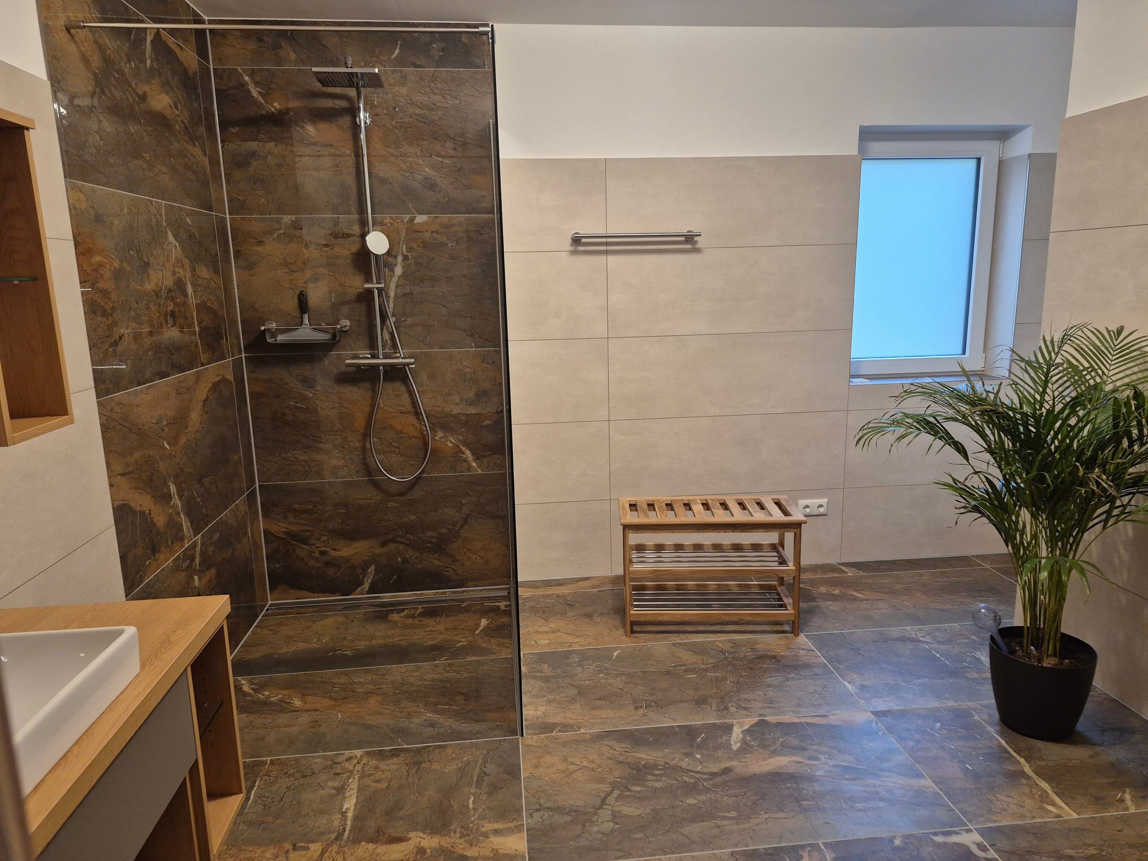 Dusche, Haartrockner, Handtücher