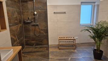 Dusche, Haartrockner, Handtücher