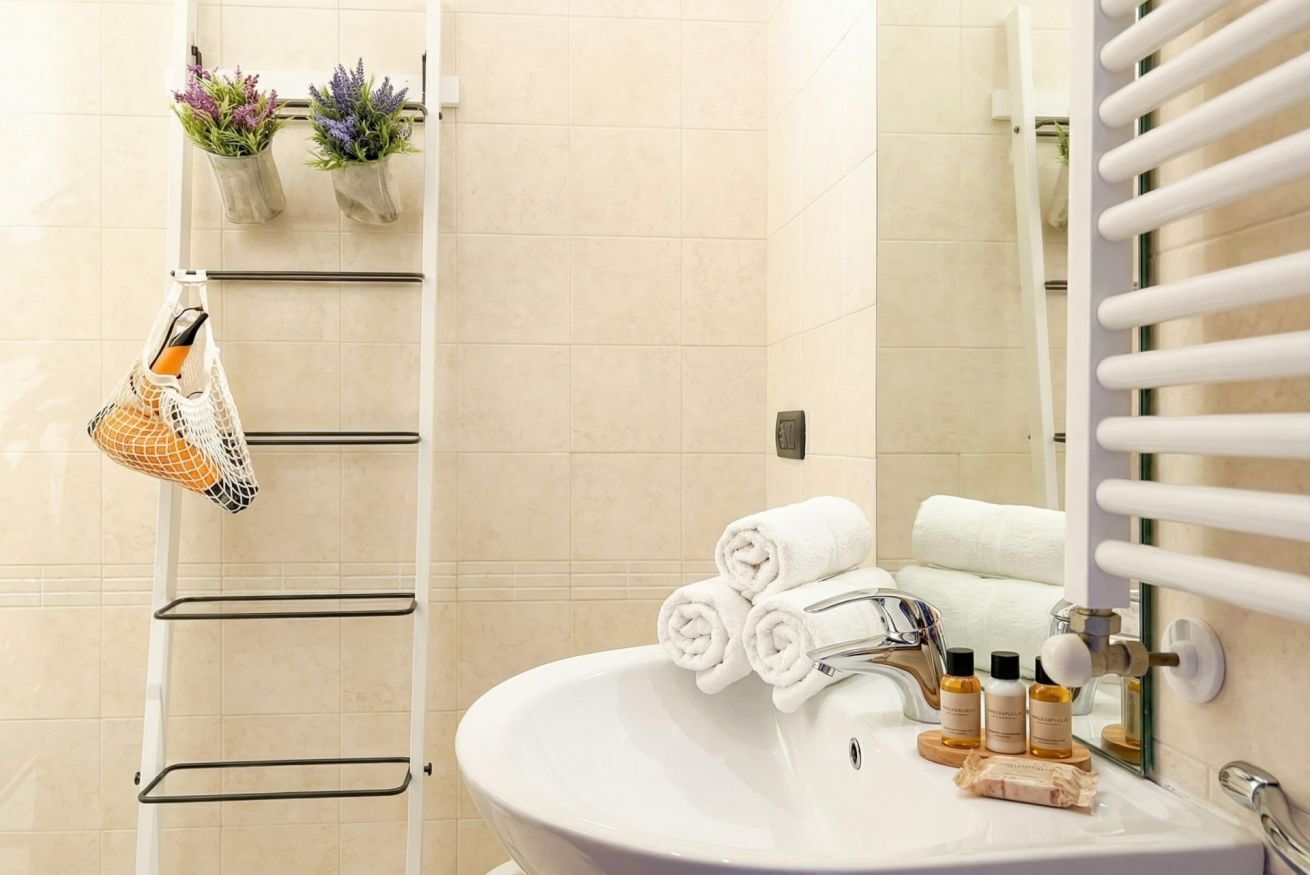 Douche, serviettes fournies, shampoing, papier toilette
