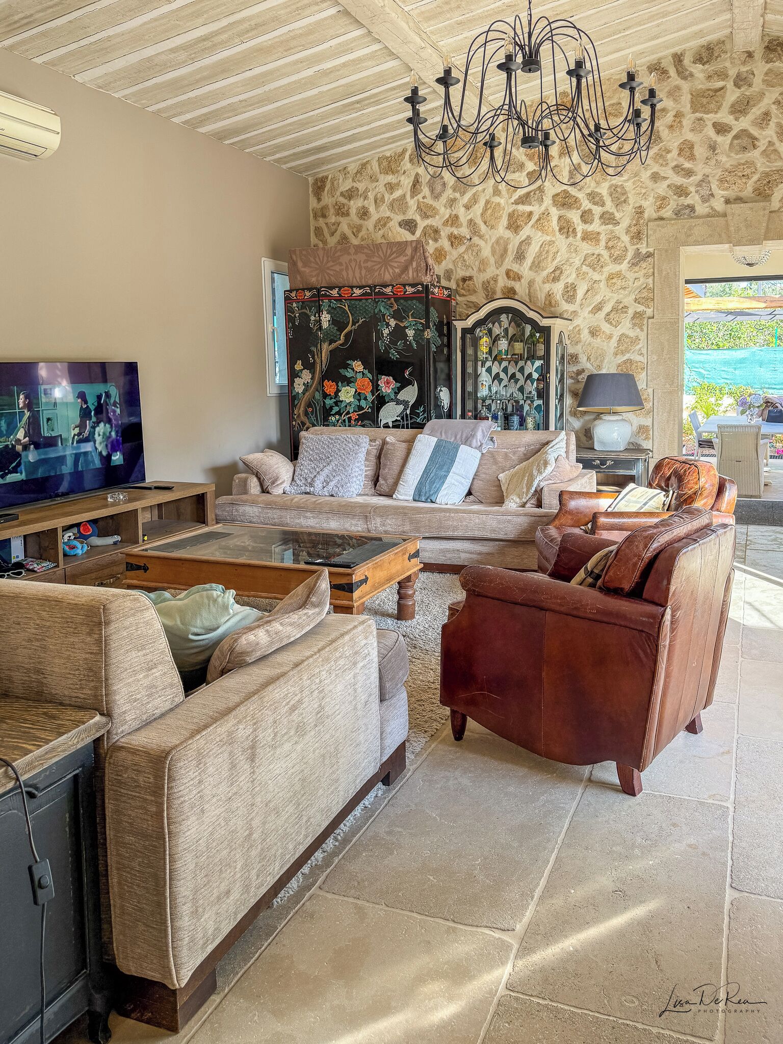 Fernseher, Kamin, Tischtennisplatte, Bücher